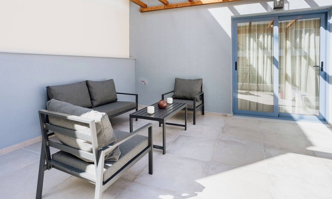 Volos City Centre Hotel | Canvas Color Your Stay