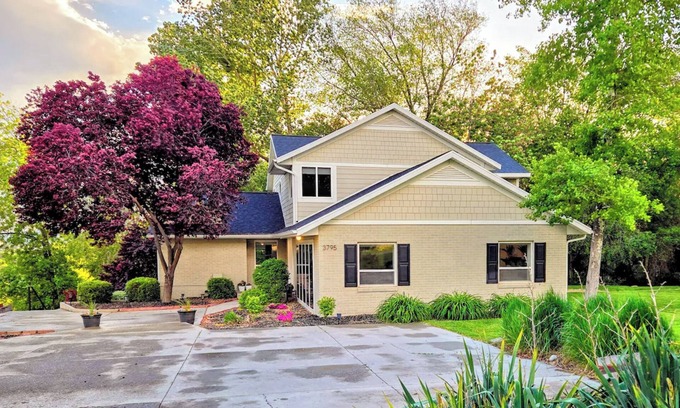 Provo Casa | Canyon Road Home - Newly remodeled - Spacious yard - Amazing Views-Close to BYU!
