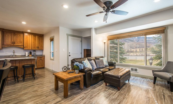 South Snyderville Basin Condominio | Vista de los cañones 20: Park City Canyons: Muy bien actualizado, 2 habitaciones, 2 baños. Caminata hasta el ascensor de cabriolet