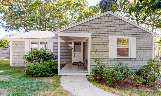 Popponesset Casa | Cape Cod cottage with large yard, grill, outdoor shower - WiFi & washer/dryer