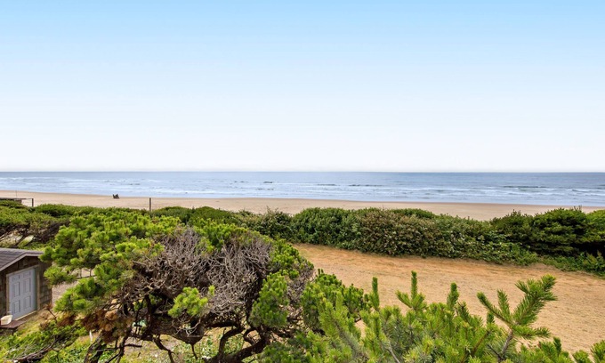 Waldport Cabaña | Cape Cod Cottages #5 - Oceanfront with Hot Tub!