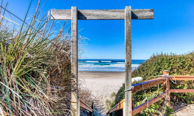 Waldport Cabaña | Cape Cod Cottages #7 - Oceanfront with Fireplace!