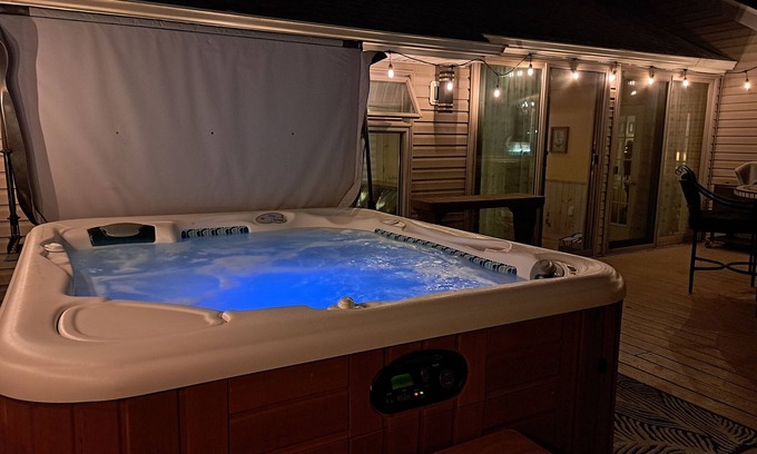 Villas Casa | Cape May / 4 BR w/ 2KingBeds / Sleeps14/ Pool&HotTub / Fireplace&FirePit/ DogsOK