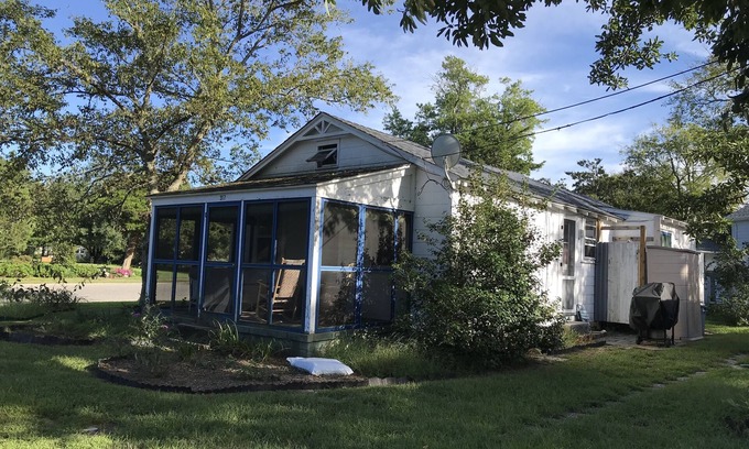 Cape May Point Casa | Cape May Pt. Birders Paradise, cabaña de 2 habitaciones con plano abierto y 2 porches