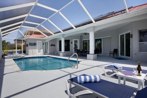 Caloosahatchee Casa | Cape Serenity- Luxury Waterfront Villa with Kayaks