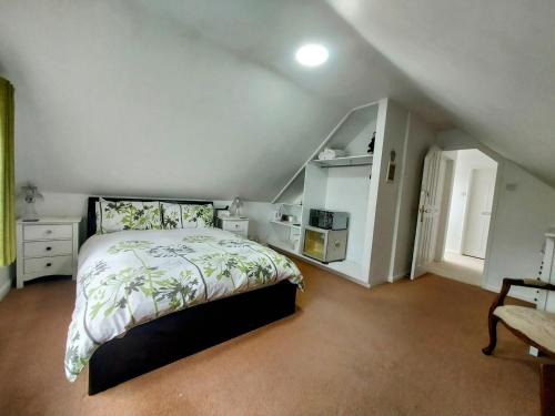 Bray on Thames Casa | Capella - Peaceful, comfortable, rooms - Private Shower - Free Parking - corporate, professional, contractor, trades, crew, holiday, Village Stay