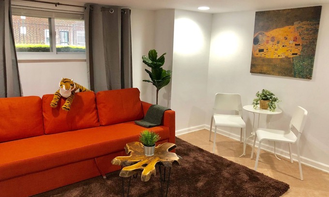 Kingman Park Cama Y Desayuno | Capitol Hill Cozy w/ Private Entrance Bsmt on a Budget - Sleeps 4, Free Parking