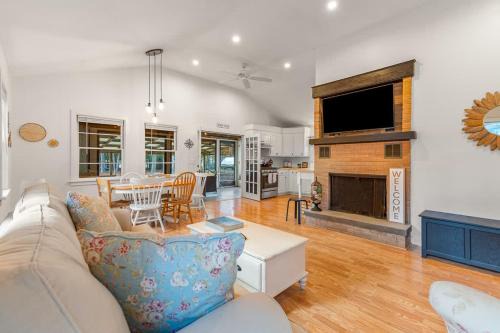 Mashpee Casa | Cappawack Cottage - Charming 3 BDR with Fire Pit