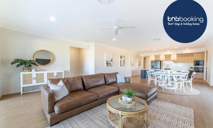 Surfers Paradise Casa | Capri Waterfront Resort 5BR Waterfront Heated Pool