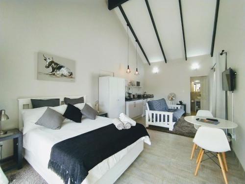 Robberg Beach Apartamento | Capricorn Studio One - 150m to Solar Beach, Patio & Braai, Wifi, DSTV & Netflix