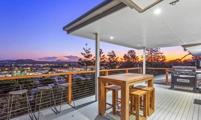 Yeppoon Casa | 'Capricorn Views Yeppoon' Pet friendly 4 bedroom house in the heart of town