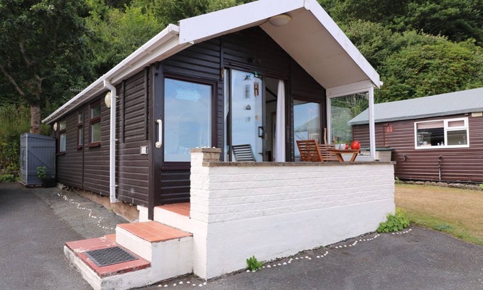 Aberystwyth Cabaña | CAPTAIN'S CABIN, pet friendly, country holiday cottage in Aberystwyth