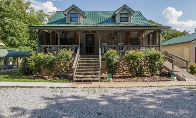 Mountain View Casa | Captain's Cool Water Cabin by Dreams2Reality Vacations