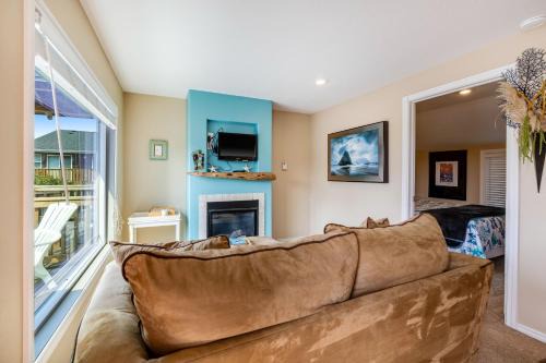 Depoe Bay Casa | Captain's Quarters - Blue Lagoon Cabin