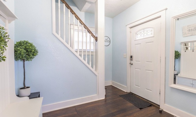 South Hyde Park Casa | Captain's Quarters 5 Bed /3 bath with Office!