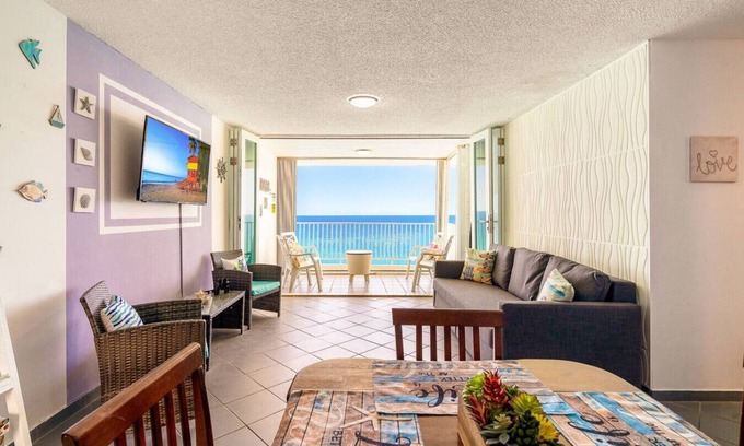 La Pared Apartamento | Captain’s Beachfront Pool and Parking
