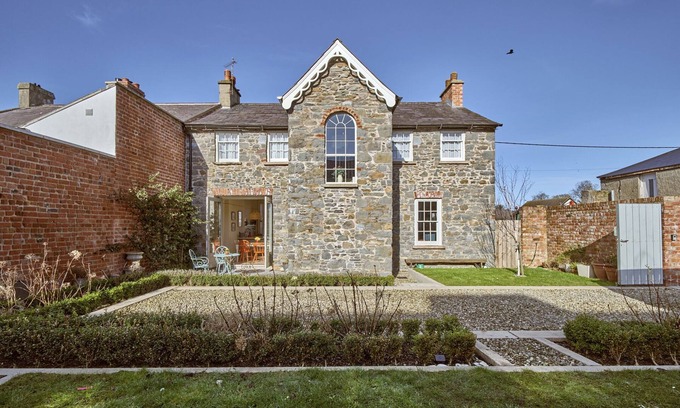 Donaghadee Cabaña | CAPTAINS COTTAGE, family friendly, with a garden in Donaghadee