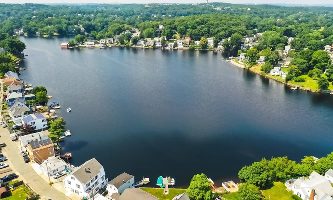 Lynn Cama Y Desayuno | Captains quarters on the lake in lynn
