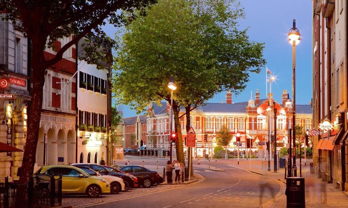 Castle Apartamento | Captivating 1-bed Apartment in Swansea