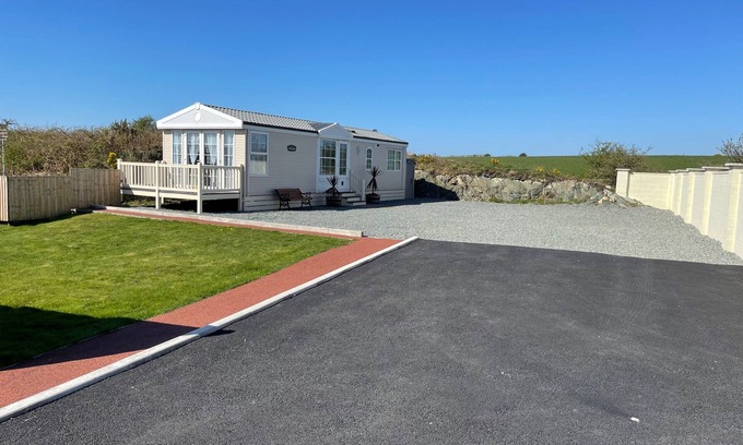 Caergeiliog Chalet De Esquí | Captivating 2-Bed Static Caravan on Private land