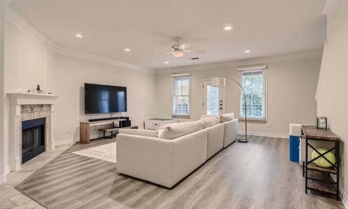 West Campus Apartamento | Captivating 4BR Haven with Park View near DT