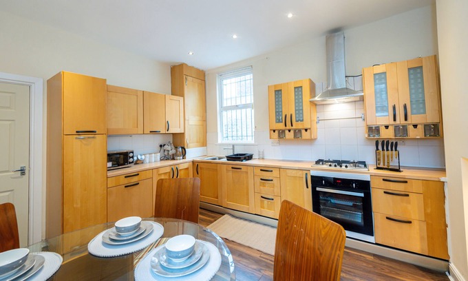 Liverpool Casa | Captivating 5-bed House in Liverpool With Parking