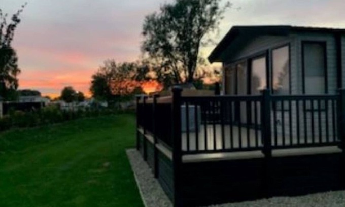 South Cerney Casa | Captivating Bluebell Lodge 2-bed Cotswolds Caravan
