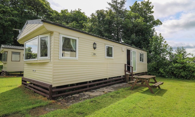 Ludchurch Cabaña | CARAVAN 2 AT BLACKMOOR FARM, pet friendly, with a garden in Tenby