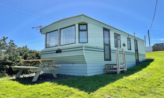 Bwlchtocyn Cabaña | CARAVAN AT CARTREF, family friendly, with a garden in Abersoch
