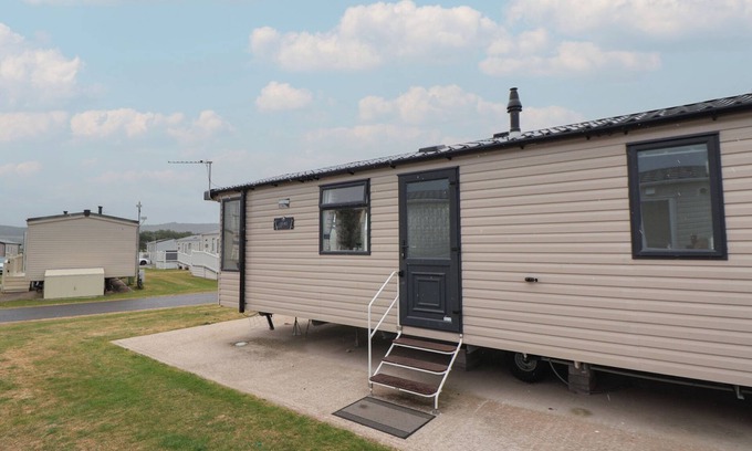 Towyn Cabaña | CARAVAN B8, pet friendly, country holiday cottage, with pool in Towyn