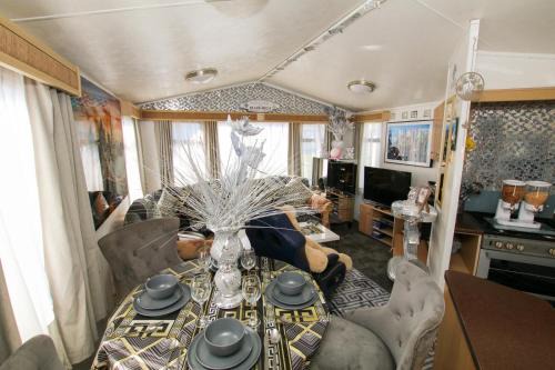 Dymchurch Casa | Caravan Beach Park - Sleeps 8 Parking & Pool