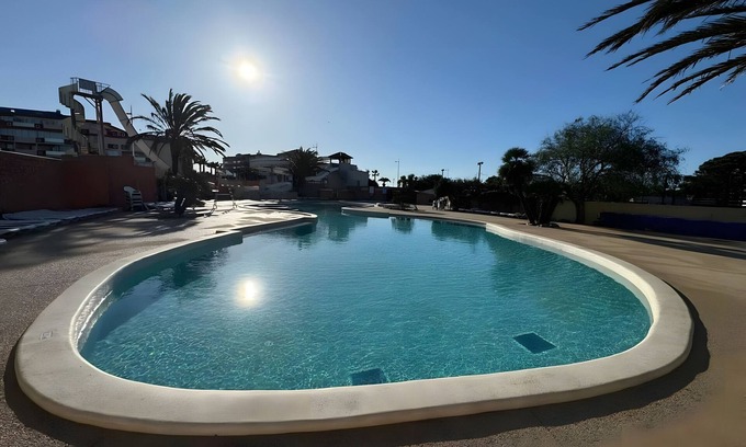 Canet-Plage Alquiler De RV | Caravana 'Cosy Vue Sur L'étang' con vistas al mar, piscina compartida y aire acondicionado