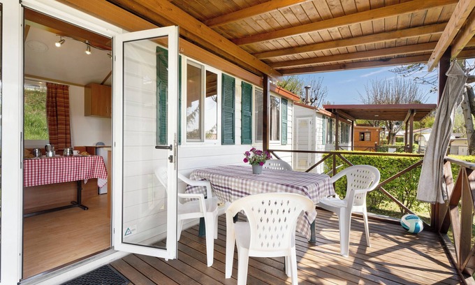 Pratolungo Alquiler De RV | Caravana 'Mobile Home Comfort Standard' con vistas al lago, piscina compartida y Wi-Fi