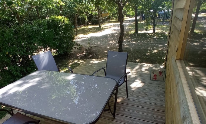 Saint-Gildas-de-Rhuys Alquiler De RV | Caravan 'Tente Aménager 4 Personnes' with Private Terrace