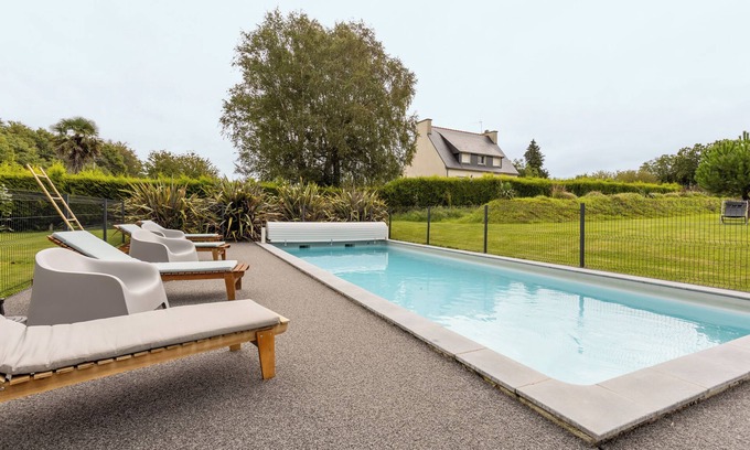 Clohars-Fouesnant Alquiler De RV | Caravana 'Tente Lodge Calme, Nature, Piscine' con piscina compartida y jardín compartido