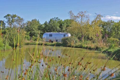 Saint-Loubes Otro | Caravane Airstream bord de lac