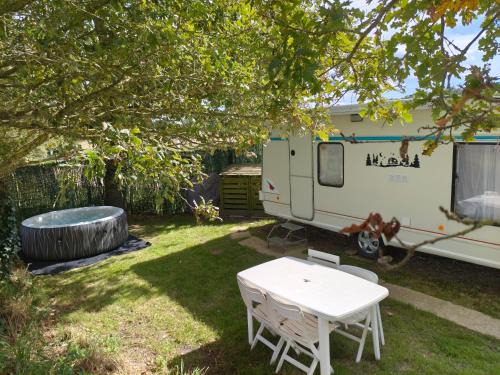 Apremont Otro | Caravane avec spa privatif en campagne