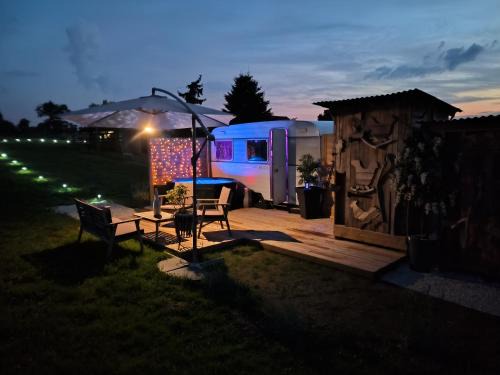 Lapalisse Otro | Caravane romantique " La Seventies" avec jacuzzi privatif