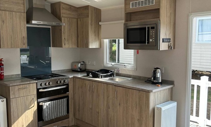 Newquay Cabina | Caravansleeps4-beachfront-garden-patio