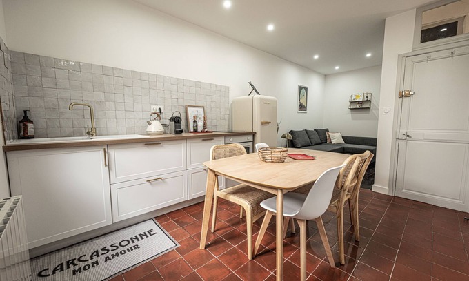 City of Carcassonne Apartamento | Carcassonne mon amour-Apartamento-Apartamento-Baño con ducha-Vista a lugar em...
