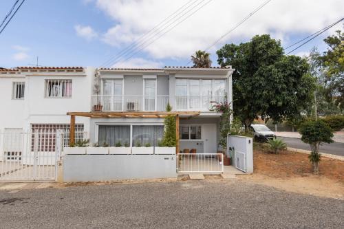 Carcavelos Apartamento | Carcavelos Sunny Retreat by LovelyStay