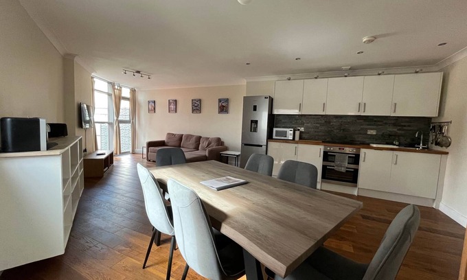 Castle Quarter Apartamento | Cardiff City Centre Apartment (with parking)