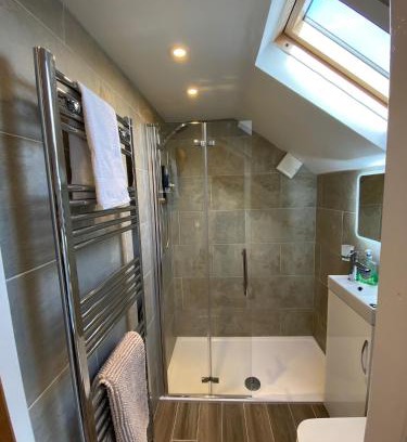 Llandaff North Casa | Cardiff Coach House with Hot Tub & Log Fire
