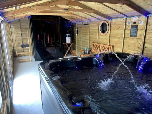 Fairwater Casa | Cardiff - Sleep 7- Hot tub, Sauna