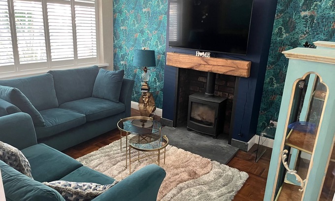 Fairwater Casa | Cardiff - Sleeps 7 - Parking - Jacuzzi - Garden 🍾 Free bottle of Prosecco for August 25 Bookings 🍾