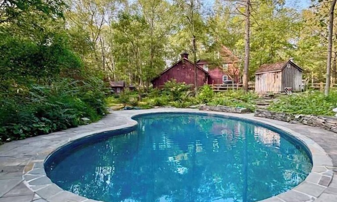 Rhinebeck Casa | Cardinal Crossing: Stylish & Spacious Hudson Valley Getaway with Heated Saltwate