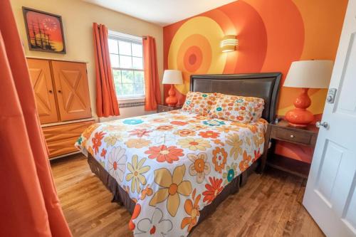 Cornwall Casa | Cardinal Inn Retro Room