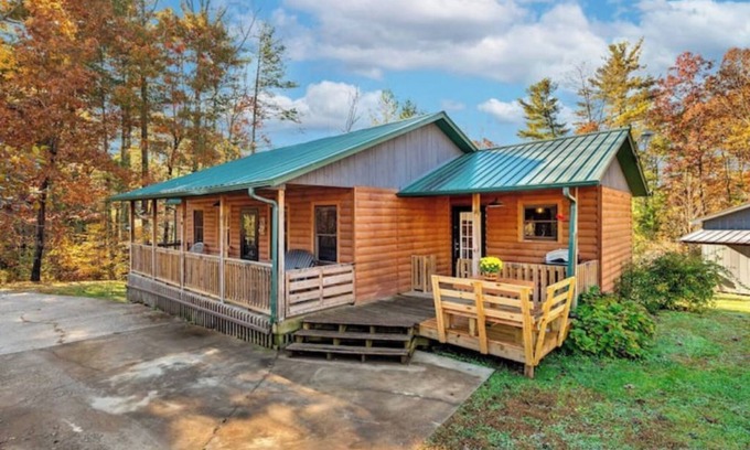 Marion Cabina | Cardinal's Nest, Cozy Mountain Cabin, Close to Lake James, Pet Friendly!