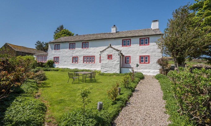 Penrith Casa | Carhullan Farmhouse - With Hot Tub & Dog-friendly