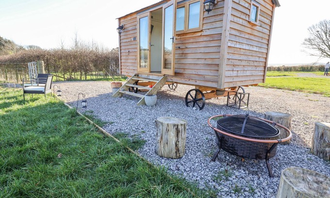 Gwaenysgor Near Prestatyn Cabaña | CARIAD BACH, pet friendly, character holiday cottage in Prestatyn